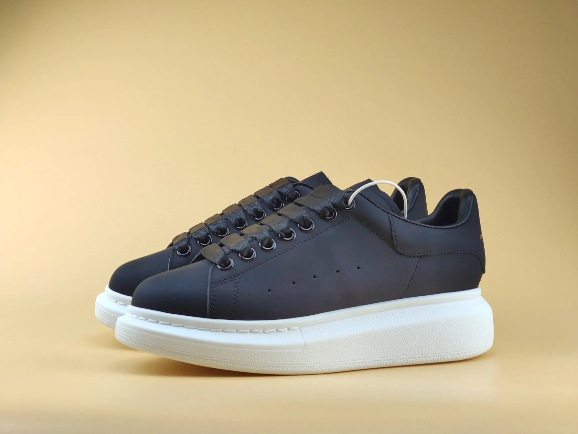 👟👟Ex-factory price 480 👟👟 ALEXANDER MQUEEN (McQueen) 🎉The highest quality silk cowhide version on the market🎊, imported water-dyed sheepskin inside, 1:1 replica at the counter, star style T stage catwalk, a must-have for fashionistas , the original high-temperature and ultra-clear air pressure logo on the foot, absolutely counter-matched version, the arc of the back bag is truly genuine 0⃣ difference, using an exclusive privately molded double-layer vacuum outsole, which is light on the foot and has excellent rebound! Running🏃✈The first choice item for outdoor sports💅💅Trend and fashion coexist📣Female style: 35-39, male style: 39-44 with original packaging
